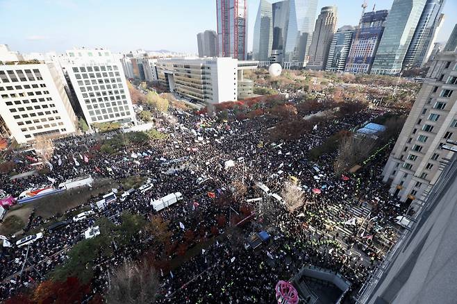 윤석열 대통령 탄핵안 표결을 앞둔 지난 7일 오후 서울 영등포구 국회 앞이 집회에 참석한 국민들로 꽉 차있다 /사진=뉴시스