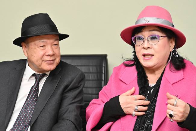 가수 옥희(오른쪽) 씨가 지난 9일 문화일보 인터뷰실에서 10대 때의 해외 활동을 이야기하자 남편 홍수환 씨가 흐뭇하게 바라보고 있다.   백동현 기자