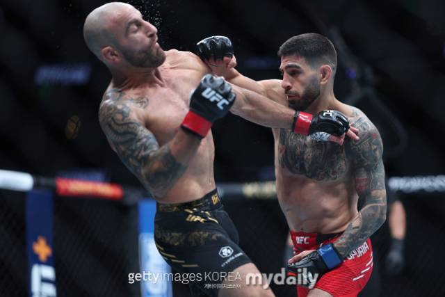 토푸리아(오른쪽)가 볼카노프스키와 경기에서 펀치를 작렬하고 있다. /게티이미지코리아