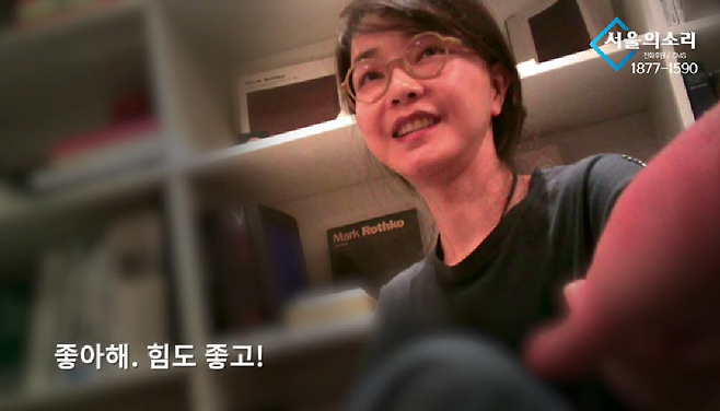 김건희 여사가 ‘서울의소리’ 이명수 기자의 손금을 봐주는 모습을 몰래 촬영한 영상 중 한 장면. [서울의소리 유튜브채널 갈무리]