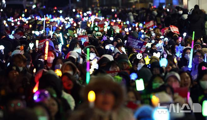 [서울=뉴시스] 전신 기자 = 11일 서울 여의도 국회의사당 앞에서 열린 윤석열 대통령 탄핵 촉구 촛불 집회에서 참가자들이 구호를 외치고 있다. 2024.12.11. photo1006@newsis.com