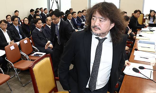 방송인 김어준 씨가 13일 오전 서울 여의도 국회에서 열린 과학기술정보방송통신위원회 전체회의에 출석, 계엄 당시 암살조 제보를 폭로한 뒤 자리를 이석하고 있다.뉴스1