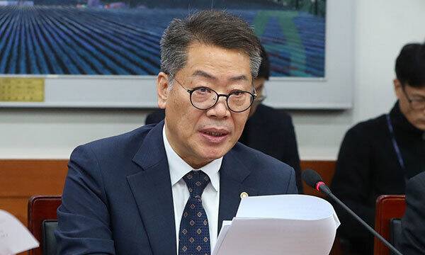 김용빈 중앙선거관리위원회 사무총장이 12일 오전 경기 과천 중앙선거관리위원회에서 발언하고 있다. 뉴시스