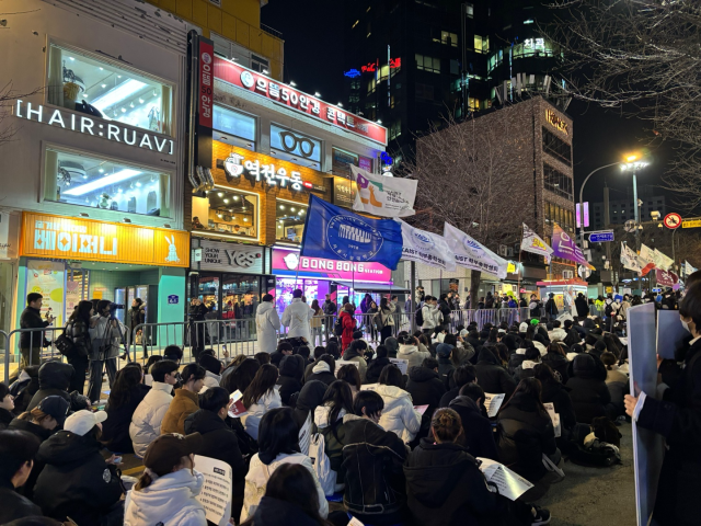 13일 서울 서대문구 신촌 연세로에서 열린 ‘윤석열 대통령 불법계엄 규탄 및 퇴진 요구를 위한 전국 대학생 총궐기 집회’에 참석한 대학생들이 찬조공연을 관람하고 있다. 정다은 기자