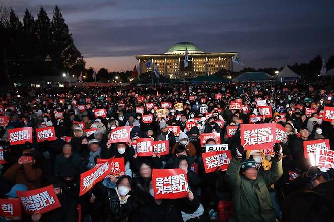 12월7일 서울 여의도 국회 앞에서 열린 윤석열 대통령 탄핵 찬성 시위에서 시민들이 촛불을 들고 있다. ⓒ시사저널 임준선