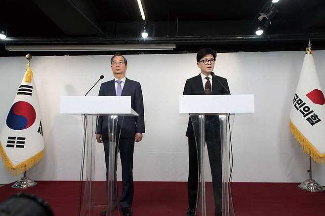 12월8일 서울 여의도 국민의힘 당사에서 한덕수 국무총리와 한동훈 국민의힘 대표가 윤석열 대통령의 직무를 정지시키고 국정 혼란을 최소화하겠다고 밝히고 있다. ⓒ시사저널 이종현