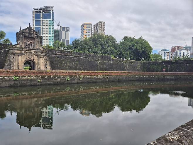 필리핀 수도 마닐라의 오래된 도시, 인트라무로스(Intramuros, 스페인어로 '성 안에서'라는 의미) 구역으로 가면 산티아고 요새를 볼 수 있다. ⓒ시사저널 김현지