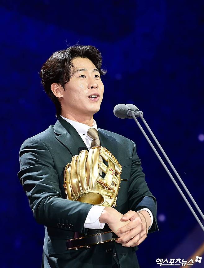 KIA 타이거즈 박찬호가 13일 오후 서울 삼성동 코엑스 오디토리움에서 열린 2024 신한 SOL뱅크 KBO 골든글러브 시상식에서 유격수 부문 골든글러브를 수상한 뒤 기뻐하고 있다. 삼성동, 박지영 기자