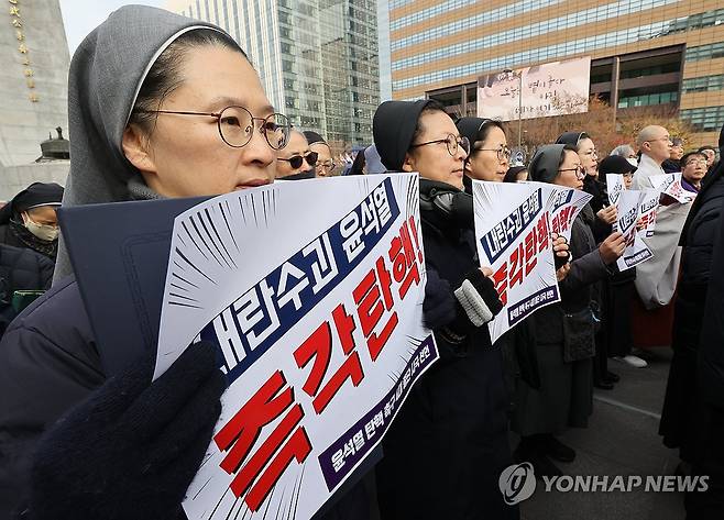 '윤석열 대통령 탄핵하라!' (서울=연합뉴스) 이재희 기자 = 13일 오후 서울 광화문광장 이순신 동상 앞에서 4대 종단 종교인들이 윤석열 대통령 탄핵을 촉구하는 기자회견을 하고 있다. 2024.12.13 scape@yna.co.kr