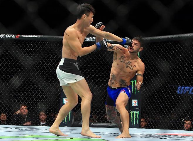 2016년 12월 11일(한국시간) 캐나다 토론토의 에어캐나다센터에서 열린 ‘UFC 206’에서 컵 스완슨(오른쪽)과 최두호가 난타전을 벌이고 있다. 사진=AFPBBNews