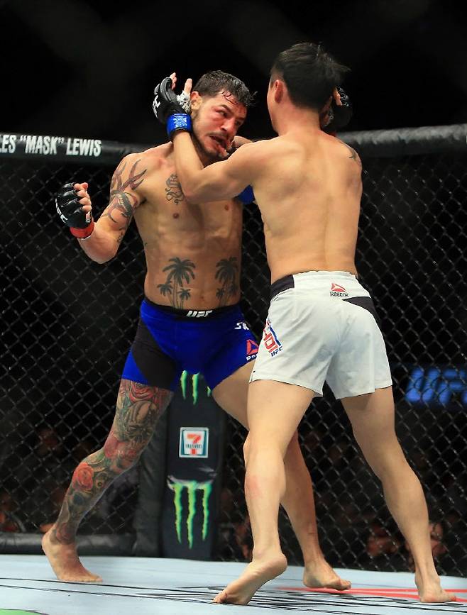 2016년 12월 11일(한국시간) 캐나다 토론토의 에어캐나다센터에서 열린 ‘UFC 206’에서 컵 스완슨(오른쪽)과 최두호가 난타전을 벌이고 있다. 사진=AFPBBNews