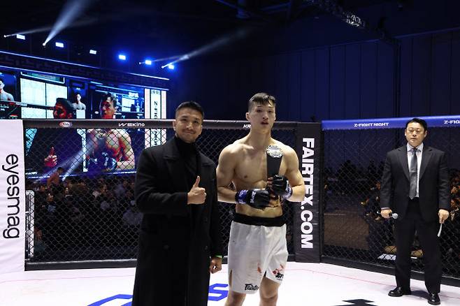 장윤성(오른쪽)이 ZFN 대회에서 사토 타카시를 이긴 뒤 UFC 파이터 강경호와 함께 기념촬영을 하고 있다. 사진=ZFN