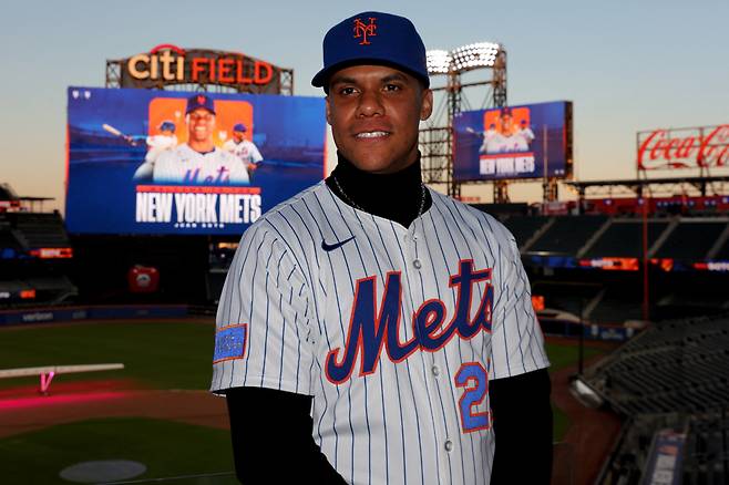 후안 소토가 13일(한국시각) 뉴욕 메츠 홈구장 시티필드를 배경으로 포즈를 취했다. Imagn Images연합뉴스