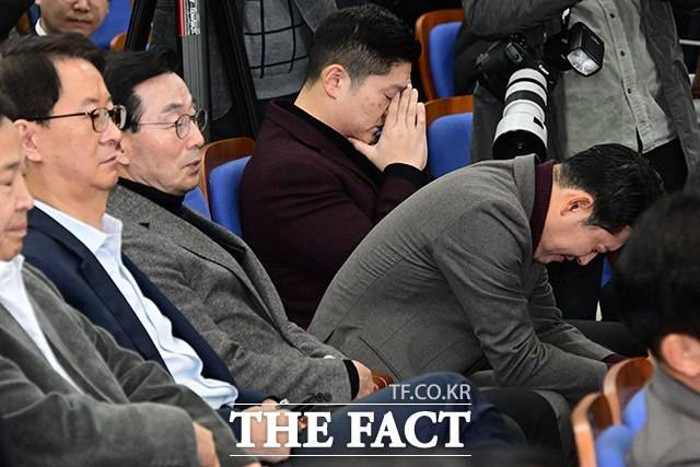 국민의힘 의원들이 12일 국회에서 열린 원내대표 선출 의원총회에서 한동훈 대표의 '윤석열 대국민담화' 비판 발언을 듣고 모습. 친한계 장동혁 의원은 허리를 숙여 고개를 떨궜고, 소장파 김재섭 의원은 손을 모은 채 눈을 감고 있다. /남윤호 기자