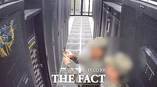 국회 행정안전위원회는 지난 3일 계엄령 선포 당시 선거관리위원회에 투입된 계엄군이 선관위 시스템 서버를 촬영하는 장면이 담긴 CCTV를 공개했다. /뉴시스