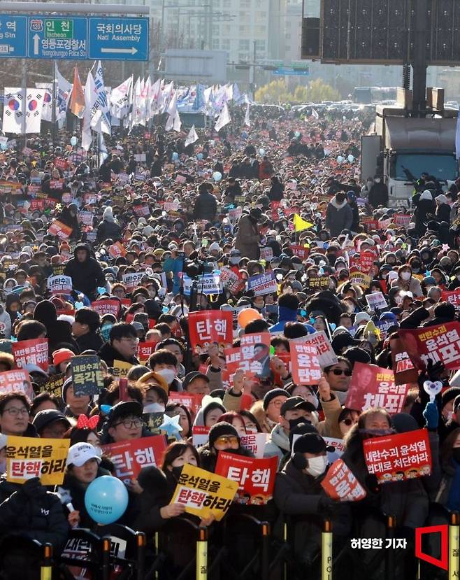 윤석열 대통령에 대한 2차 탄핵 표결이 예정된 14일 서울 여의도 국회 앞에서 열린 탄핵 촉구 집회에서 참가자들이 구호를 외치고 있다. 허영한 기자