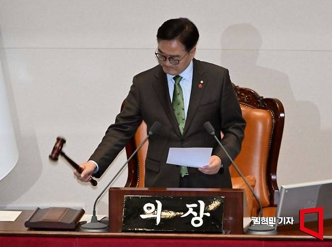 우원식 국회의장이 14일 국회에서 열린 제419회 국회(임시회) 제4차 본회의에서 대통령(윤석열) 탄핵소추안 가결을 선포하고 있다. 김현민 기자