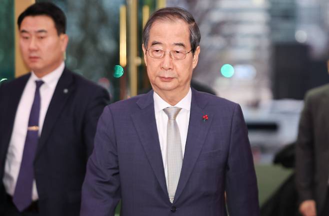 한덕수 대통령 권한대행이 윤석열 대통령에 대한 국회 탄핵소추안이 가결된 14일 서울 종로구 정부서울청사로 들어서고 있다. /뉴스1