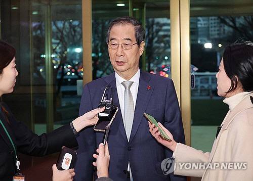한덕수 국무총리가 14일 국회에서 대통령 탄핵안이 가결된 직후 서울 종로구 정부서울청사로 들어서며 기자의 질문에 답하고 있다. [연합뉴스]