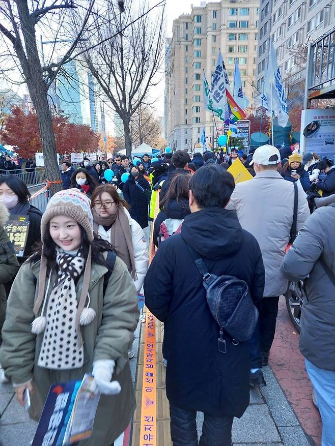 14일 서울 영등포구 국회의사당 인근에서 시민들이 윤석열 대통령 탄핵 찬성 집회를 열고 있다/사진=정경수 기자