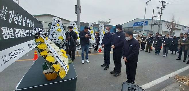 13일 오전 고 강태완씨가 일했던 전북 김제시 에이치알이앤아이(HR E&I) 본사 앞에서 고인의 장례식을 앞두고 마지막 추모식이 열리고 있다. 이영아 아시아의창 소장 제공