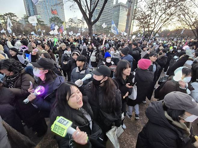 2024년 12월14일 윤석열 대통령 탄핵안 가결이 선포되자 여의도에 모인 시민들이 환호하고 있다. 류우종 기자