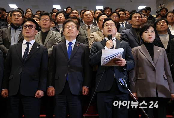 더불어민주당 박찬대 원내대표가 14일 오후 윤석열 대통령 탄핵소추안이 가결된 뒤 국회 본회의장을 나와 입장을 발표하고 있다. 2024.12.14 [사진=연합뉴스]