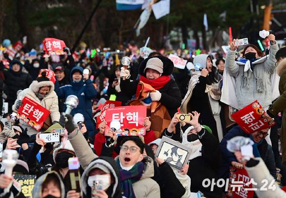 윤석열 대통령에 대한 탄핵소추안이 국회에서 통과된 14일 오후 서울 여의도 국회 앞에서 열린 윤 대통령 탄핵을 촉구하는 집회에 참석한 시민들이 기쁨을 나누고 있다. [사진=정소희 기자]