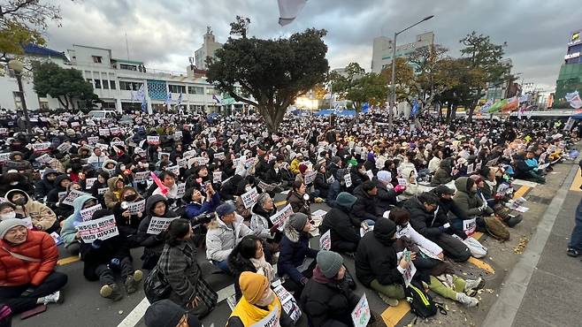 오늘(14일) 제주시청 조형탑 인근 광장을 가득 메운 제주도민들. (사진, 윤인 수 기자)