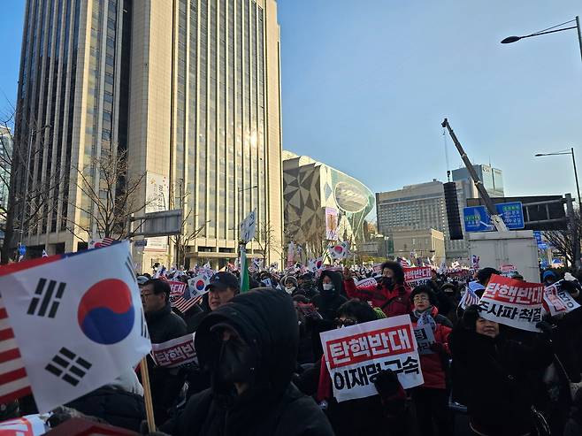 14일 서울 광화문 동화면세점 앞에서 '주사파 척결! 자유 대한민국 수호' 등 탄핵 반대 보수 집회가 열렸다. /최해련기자
