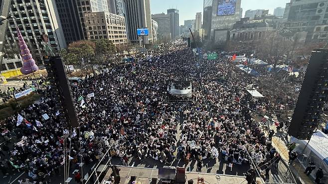 대한민국바로세우기국민운동본부(대국본) 등이 14일 광화문 동화면세점 앞에서 '주사파 척결! 자유 대한민국 수호' 광화문 국민혁명대회를 개최하고 있다. / 대한민국바로세우기국민운동본부