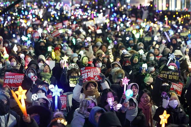 7일 오후 서울 여의도 국회 앞에서 열린 '내란죄 윤석열 퇴진! 국민주권 실현! 사회대개혁! 범국민촛불대행진'에서 응원봉을 든 참가자들이 탄핵안 통과를 촉구하고 있다. 사진=연합뉴스