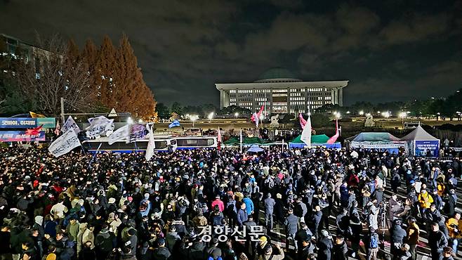 지난 12월 4일 새벽 서울 여의도 국회의사당 앞에 모인 시민들이 윤석열 대통령의 비상계엄 해제를 요구하고 있다. 이준헌 기자