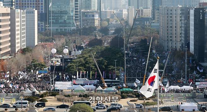 시민들이 14일 윤석열 대통령 탄핵안이 처리될 국회 앞에 모여 탄핵안 처리를 촉구하고 있다. 박민규 선임기자