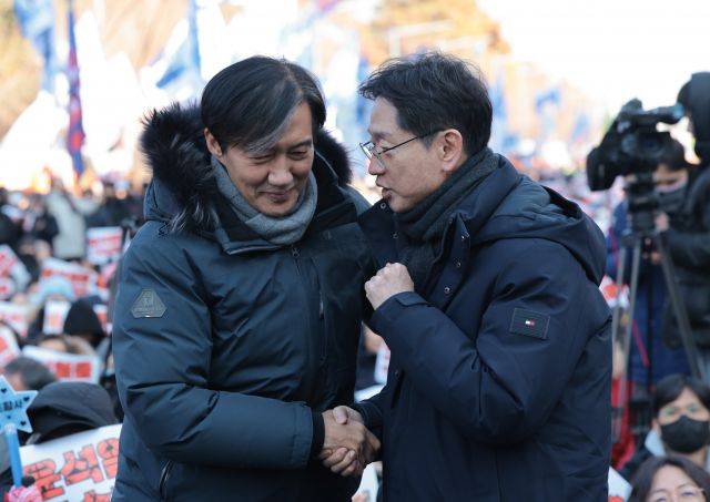 조국혁신당 조국 전 대표(왼쪽)과 김경수 전 경남지사가 14일 서울 여의도 국회 앞에서 열린 조국혁신당의 윤석열 대통령 탄핵 촉구 집회에서 인사하고 있다. 연합뉴스