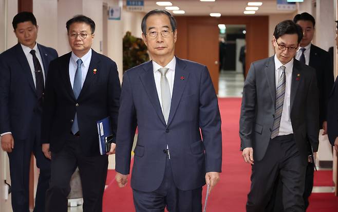 한덕수 대통령 권한대행 겸 국무총리가 14일 대통령 탄핵 가결 후 서울 종로구 정부서울청사에서 열린 임시국무회의에 참석하고 있다. [사진 = 연합뉴스]