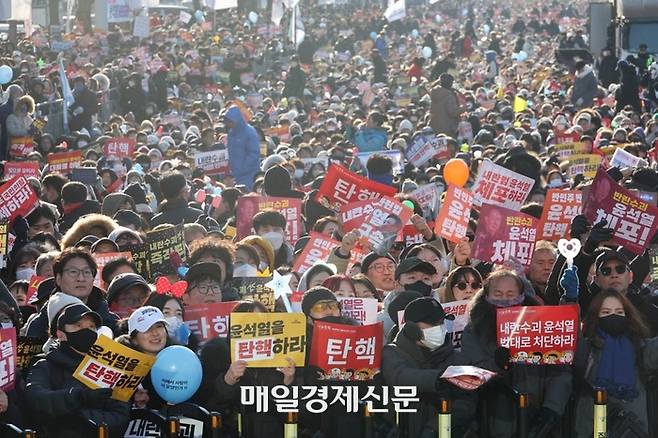 국회 앞에서 “탄핵” 외치는 참가자들
14일 서울 영등포구 여의도 국회 앞에서 열린 윤석열 대통령 탄핵 촉구 집회에서 참석자들이 구호를 외치고 있다. 2024.12.14 이충우기자