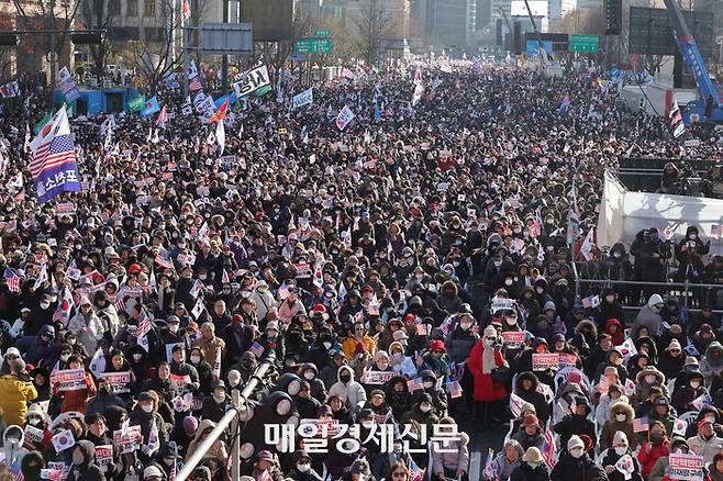 윤석열 대통령 탄핵 표결이 있는 14일 광화문일대가 탄핵반대 인파로 가득차 있다.  2024.12.14  [이승환기자]