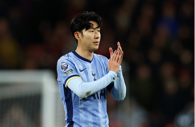 갈라타사라이, 바르셀로나, 레알 마드리드, 맨체스터 유나이티드와 연결되고 있는 손흥민. 내년 여름 계약잉 종료된다. 토트넘은 1년 연장 옵션을 발동하고자 하지만, 아직 공식 발표가 없는 상황. 토트넘과는 1+2년 재계약이 예상됐지만, 장기적인 대체자를 노리고 있다는 이야기가 흘러나왔다. 맨유의 마커스 래시포드, 아탈란타의 아데몰라 루크먼이 거론 중이다. 사진=Reuters=연합뉴스 제공