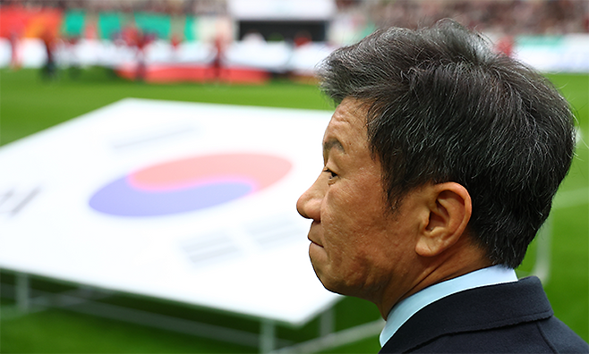 정몽규 대한축구협회장이 2024 코리아컵 결승전 선수 입장을 기다리고 있다. 사진=연합뉴스 제공