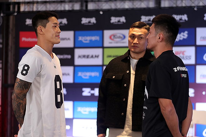 가와나 마스토(오른쪽)가 유주상과 호텔 마리나베이 서울 아라 ZFN 2 UFC 파이트 패스 제5경기 공개 계체 행사에서 마주 보고 있다. 가운데는 정찬성 대표. 사진=이교덕 격투기 전문기자 제공