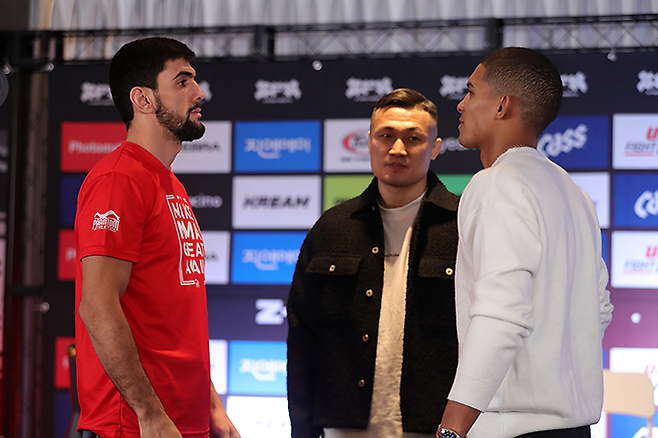도롭쇼흐 나보토프(왼쪽)가 마테우스 카밀루(23·브라질)와 호텔 마리나베이 서울 아라 ZFN 2 UFC 파이트 패스 제3경기 공개 계체 행사에서 마주 보고 있다. 가운데는 정찬성 대표. 사진=이교덕 격투기 전문기자 제공