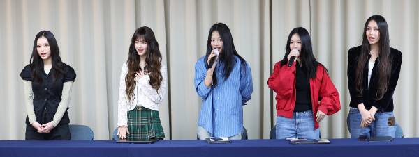 그룹 뉴진스 멤버들이 여의도 집회에 참여하는 팬덤 '버니즈'를 위해 먹거리를 준비했다. 사진은 뉴진스가 지난달 28일 오후 서울 강남구 스페이스쉐어 삼성역센터에서 열린 전속계약 해지 관련 기자회견에 참석한 모습. /사진=뉴스1