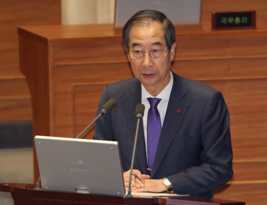 한덕수 한덕수 국무총리가 13일 오후 국회 본회의에서 열린 ‘윤석열 대통령 위헌적 비상계엄 선포 내란행위 관련 긴급현안질문’에서 답변하고 있다. 연합뉴스