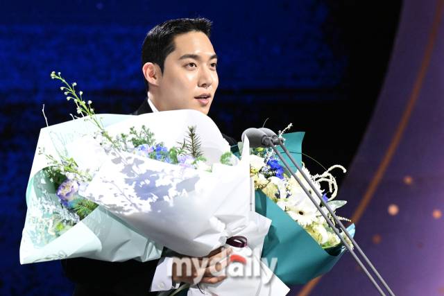 삼성 원태인이 13일 오후 서울 삼성동 코엑스 오디토리움에서 진행된 '2024 KBO 골든글러브' 시상식에서 페어플레이상을 수상한 뒤 소감을 이야기 하고 있다./삼성동=곽경훈 기자 kphoto@mydaily.co.kr