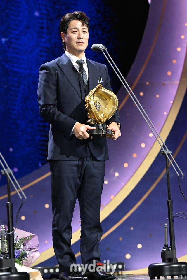 기아 박찬호가 13일 오후 서울 삼성동 코엑스 오디토리움에서 진행된 '2024 KBO 골든글러브' 시상식에서 포수 부문 골든글러브를 수상한 뒤 소감을 밝히고 있다./삼성동=곽경훈 기자 kphoto@mydaily.co.kr
