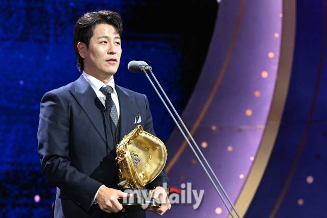 삼성 강민호가 13일 오후 서울 삼성동 코엑스 오디토리움에서 진행된 '2024 KBO 골든글러브' 시상식에서 3루수 부문 골든글러브를 수상한 뒤 소감을 밝히고 있다./마이데일리