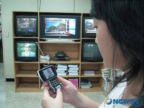 【청주=뉴시스】 CJB가 9월1일부터 지상파DMB를 통한 본격 로컬방송 시대를 연다. 지난 26일부터 CJB 지상파DMB인 '씨제이비 유(CJBu)'를 통해 로컬방송을 시험 송출하고 있는 CJB는 CJBu를 통해 9월1일부터 로컬뉴스와 자체에서 제작한 프로그램을 송출, 방송한다. (사진=CJB제공)/장정삼기자 jsjang@newsis.com <관련기사 있음>