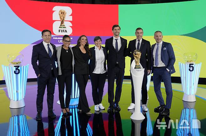 [취리히=AP/뉴시스] 13일(현지시각) 스위스 취리히의 국제축구연맹(FIFA) 본부에서 진행된 2026 FIFA 북중미 월드컵 유럽 예선 조 추첨식. 2024.12.13.