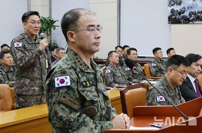 [서울=뉴시스] 조성우 기자 = '12·3 비상계엄' 사태를 수사 중인 검찰 특별수사본부가 이진우 수도방위사령관과 안무성 제9공수여단장 등에 대한 조사를 진행하는 등 주말에도 수사를 이어가고 있다. 사진은 이진우(왼쪽) 수방사령관이 지난 10일 오후 서울 여의도 국회에서 열린 국방위원회의 긴급 현안질의에서 의원 질의에 답변하고 있는 모습. 오른쪽부터 김선호 국방부 차관, 박안수 육군참모총장, 곽종근 특수전사령관. 2024.12.10. xconfind@newsis.com